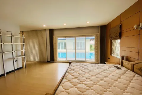 Chalet de 4 dormitorios en Pattaya, Tailandia № 155671 - foto 20