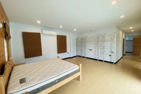 Chalet de 4 dormitorios en Pattaya, Tailandia № 155671 - foto 18