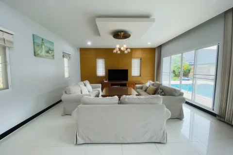 Chalet de 4 dormitorios en Pattaya, Tailandia № 155671 - foto 12