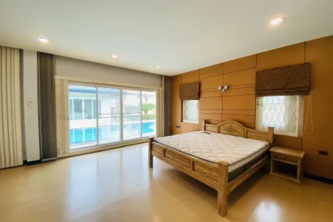 Chalet de 4 dormitorios en Pattaya, Tailandia № 155671 - foto 21