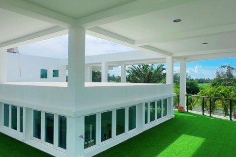 Chalet de 4 dormitorios en Pattaya, Tailandia № 155670 - foto 19