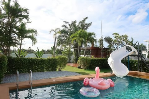 Chalet de 4 dormitorios en Pattaya, Tailandia № 155670 - foto 2