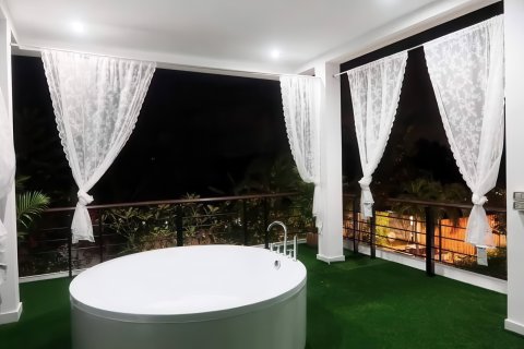Chalet de 4 dormitorios en Pattaya, Tailandia № 155670 - foto 17