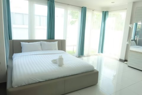 Chalet de 4 dormitorios en Pattaya, Tailandia № 155670 - foto 15