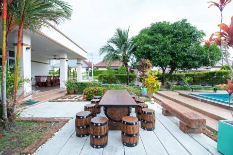 Chalet de 4 dormitorios en Pattaya, Tailandia № 167607 - foto 5