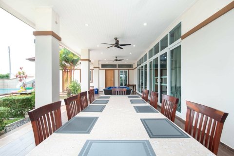 Chalet de 4 dormitorios en Pattaya, Tailandia № 167607 - foto 8