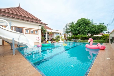 Chalet de 4 dormitorios en Pattaya, Tailandia № 167607 - foto 4