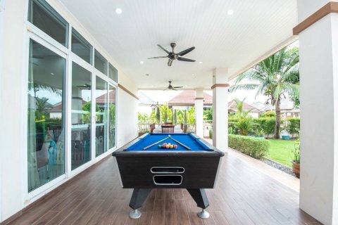 Chalet de 4 dormitorios en Pattaya, Tailandia № 167607 - foto 9