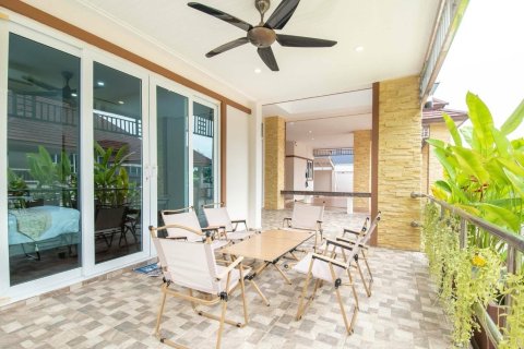 Chalet de 4 dormitorios en Pattaya, Tailandia № 167607 - foto 7