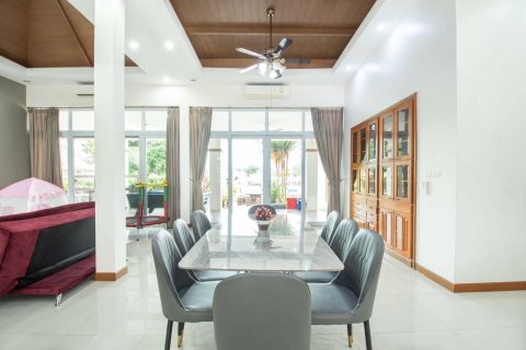Chalet de 4 dormitorios en Pattaya, Tailandia № 167607 - foto 17