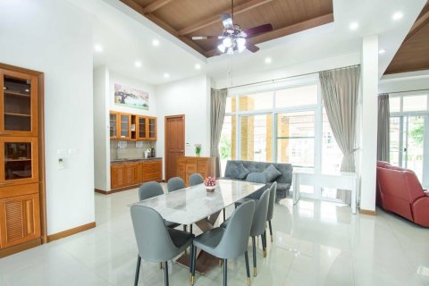 Chalet de 4 dormitorios en Pattaya, Tailandia № 167607 - foto 15