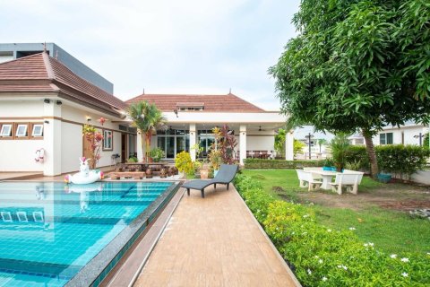 Chalet de 4 dormitorios en Pattaya, Tailandia № 167607 - foto 2