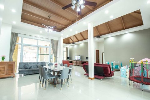 Chalet de 4 dormitorios en Pattaya, Tailandia № 167607 - foto 18