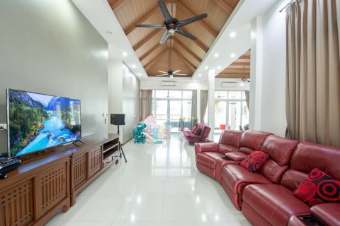 Chalet de 4 dormitorios en Pattaya, Tailandia № 167607 - foto 13