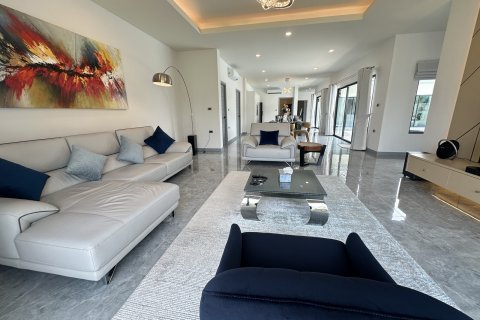 Chalet de 4 dormitorios en Pattaya, Tailandia № 161039 - foto 13
