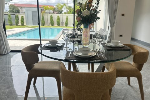 Chalet de 4 dormitorios en Pattaya, Tailandia № 161039 - foto 15