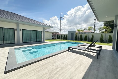 Chalet de 4 dormitorios en Pattaya, Tailandia № 161039 - foto 6