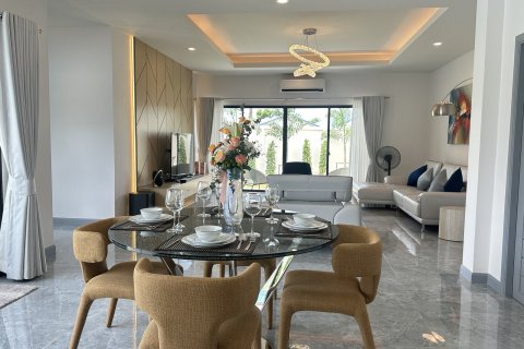 Chalet de 4 dormitorios en Pattaya, Tailandia № 161039 - foto 14
