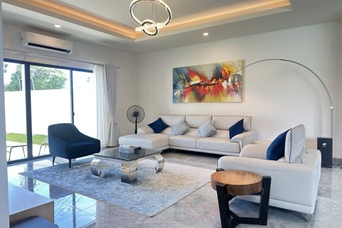 Chalet de 4 dormitorios en Pattaya, Tailandia № 161039 - foto 11