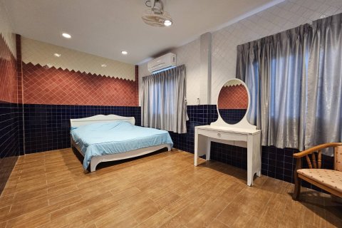 Casa de 4 dormitorios en Pattaya, Tailandia № 158740 - foto 16
