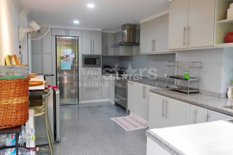 Condo in Bangkok, Thailand, 3 bedrooms № 67013 - photo 11
