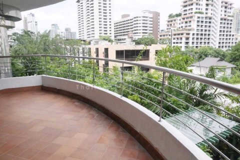 Condo in Bangkok, Thailand, 3 bedrooms № 67013 - photo 2