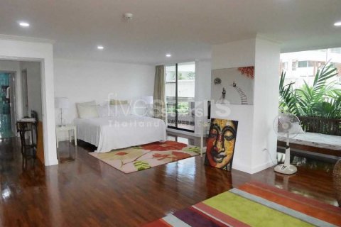 Condo in Bangkok, Thailand, 3 bedrooms № 67013 - photo 12