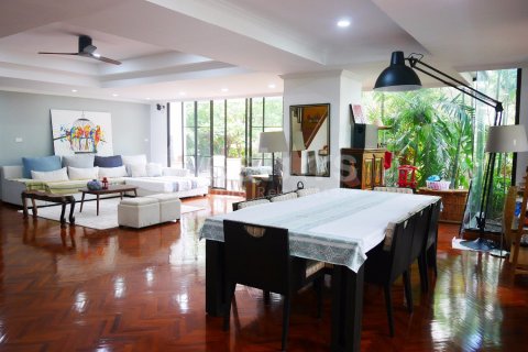 Condo in Bangkok, Thailand, 3 bedrooms № 67013 - photo 9