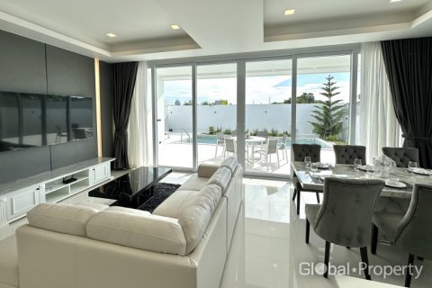 Casa de 3 dormitorios en Pattaya, Tailandia № 113575 - foto 8