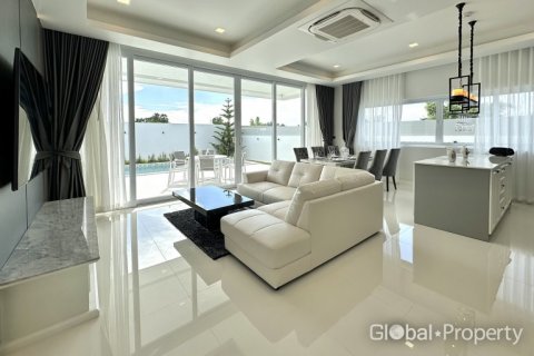 Casa de 3 dormitorios en Pattaya, Tailandia № 113575 - foto 6