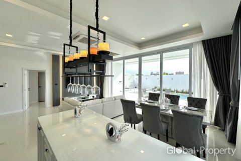 Casa de 3 dormitorios en Pattaya, Tailandia № 113575 - foto 11
