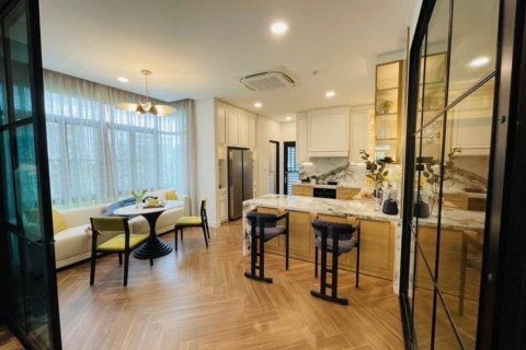Chalet de 5 dormitorios en Saphan Sung, Bangkok, Tailandia № 133930 - foto 6