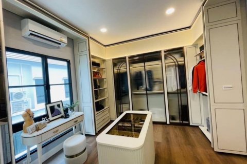 Chalet de 5 dormitorios en Saphan Sung, Bangkok, Tailandia № 133930 - foto 8