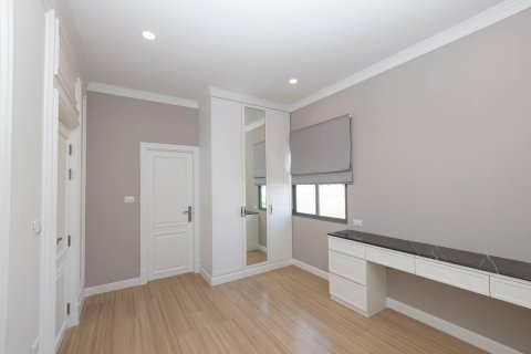 Condominio de 4 dormitorios en Bang Phli Yai, Tailandia № 133927 - foto 15