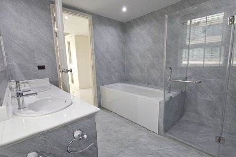 Condominio de 4 dormitorios en Watthana, Bangkok, Tailandia № 201236 - foto 17