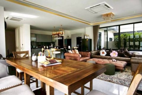 Chalet de 4 dormitorios en Pattaya, Tailandia № 152281 - foto 4