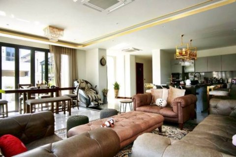 Chalet de 4 dormitorios en Pattaya, Tailandia № 152281 - foto 3