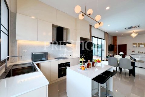 Casa de 4 dormitorios en Pattaya, Tailandia № 202047 - foto 10