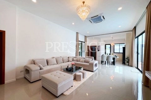 Casa de 4 dormitorios en Pattaya, Tailandia № 202047 - foto 4
