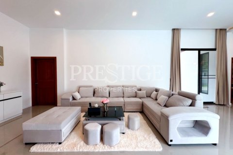 Casa de 4 dormitorios en Pattaya, Tailandia № 202047 - foto 3