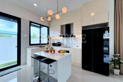 Casa de 4 dormitorios en Pattaya, Tailandia № 202047 - foto 9
