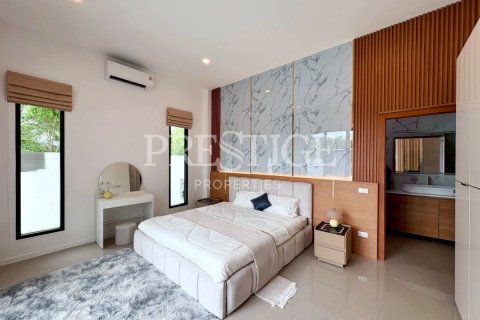 Casa de 4 dormitorios en Pattaya, Tailandia № 202047 - foto 12