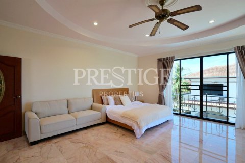 Casa de 4 dormitorios en Pattaya, Tailandia № 202049 - foto 12