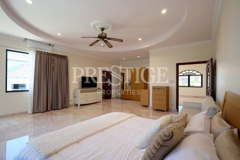 Casa de 4 dormitorios en Pattaya, Tailandia № 202049 - foto 11