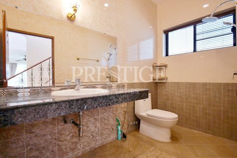 Casa de 4 dormitorios en Pattaya, Tailandia № 202049 - foto 18