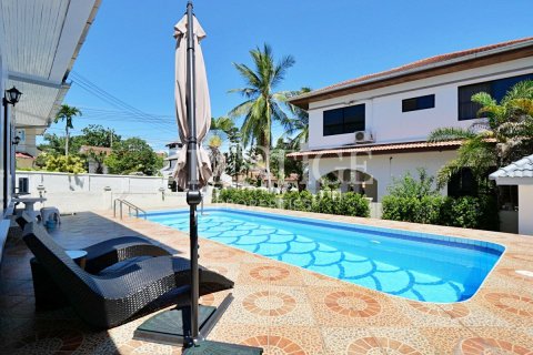 Casa de 4 dormitorios en Pattaya, Tailandia № 202049 - foto 26