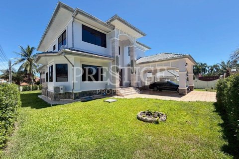 Casa de 4 dormitorios en Pattaya, Tailandia № 202049 - foto 29