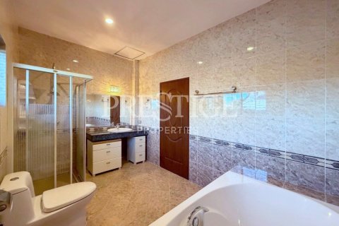 Casa de 4 dormitorios en Pattaya, Tailandia № 202049 - foto 14