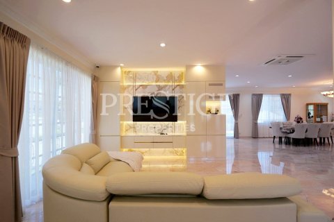 Casa de 4 dormitorios en Pattaya, Tailandia № 202049 - foto 3