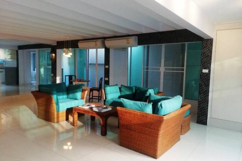 Adosado de 2 dormitorios en Bangkok, Tailandia № 66588 - foto 5